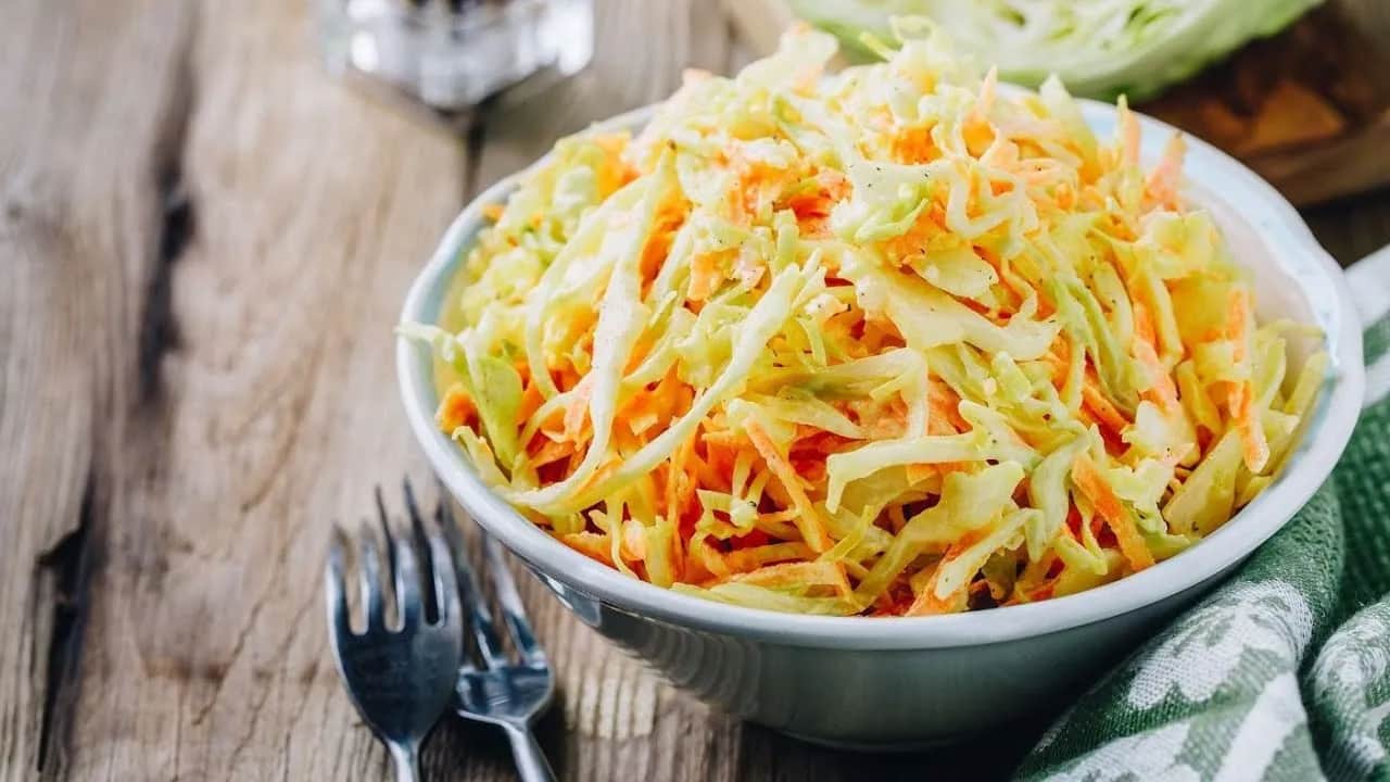 Surówka z białej kapusty jak z restauracji? Poznaj złoty przepis!