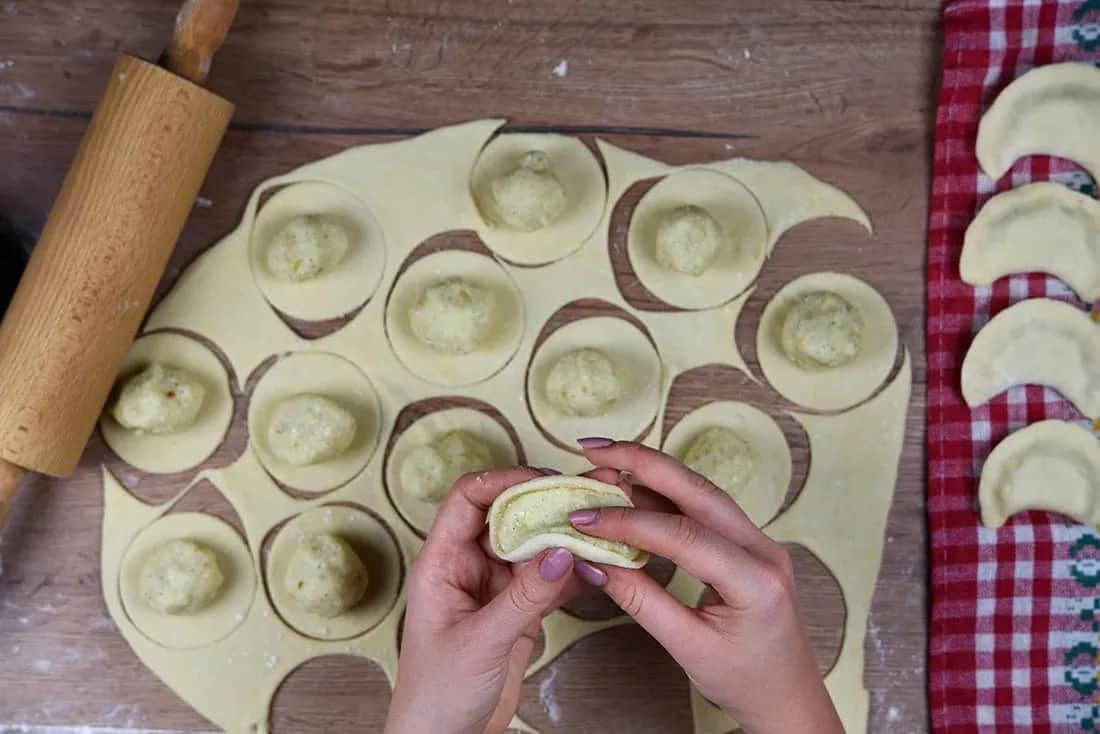 Jak zrobić pierogi: przepis krok po kroku na idealne ciasto i farsz