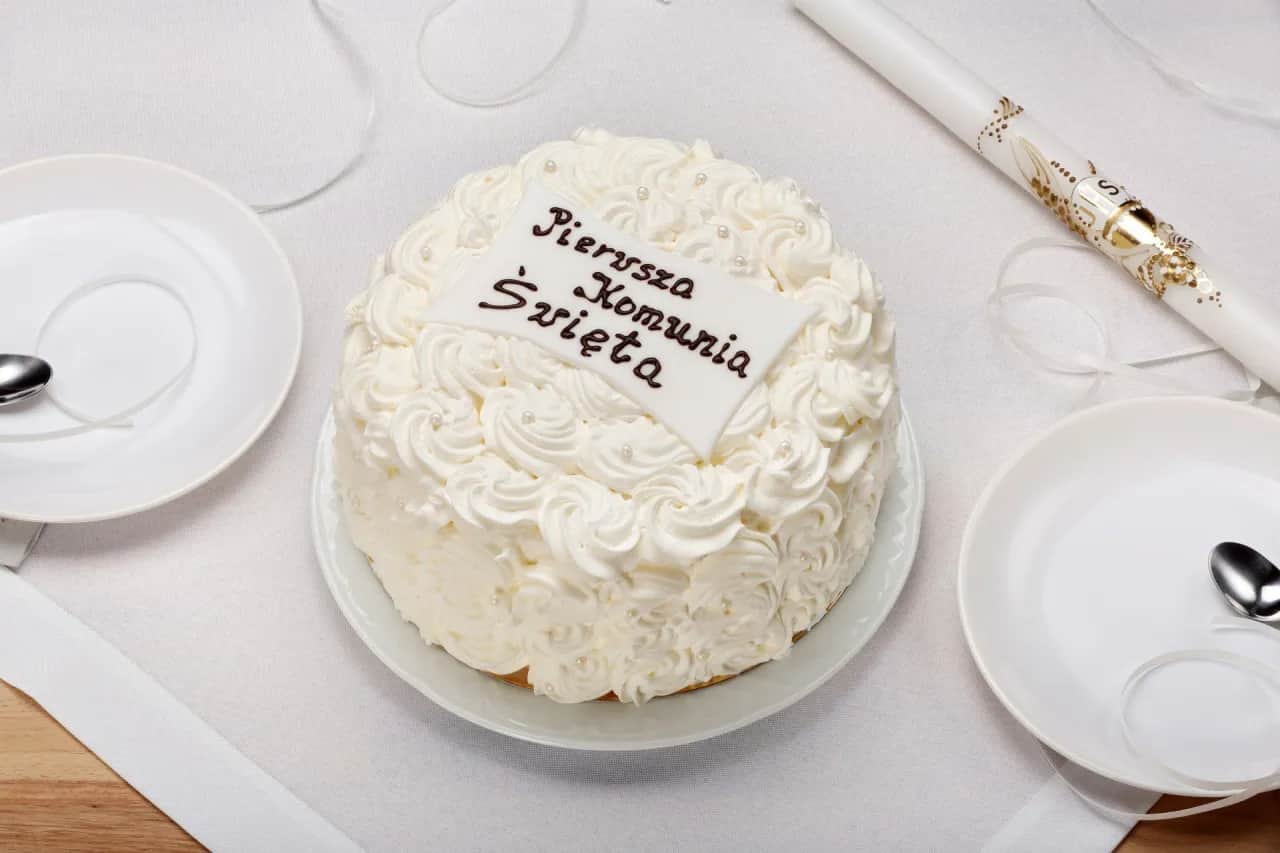 Komunia 2026: Catering od 150 zł za talerzyk? Sprawdź koszty!