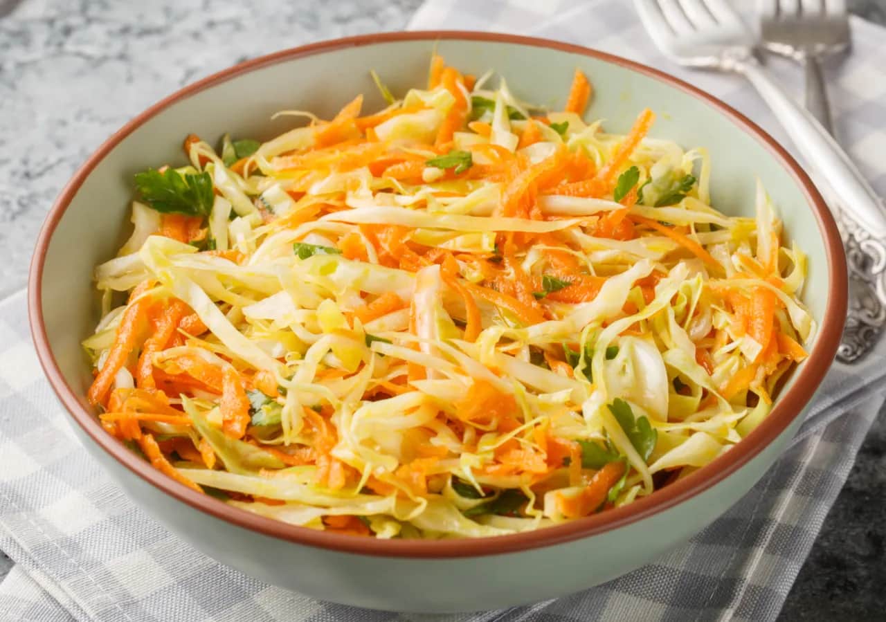 Odtwórz kultowy smak: surówka z białej kapusty jak z baru!