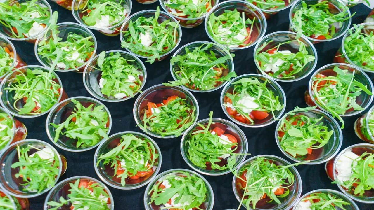 Jak założyć firmę cateringową? Przewodnik krok po kroku i koszty startu