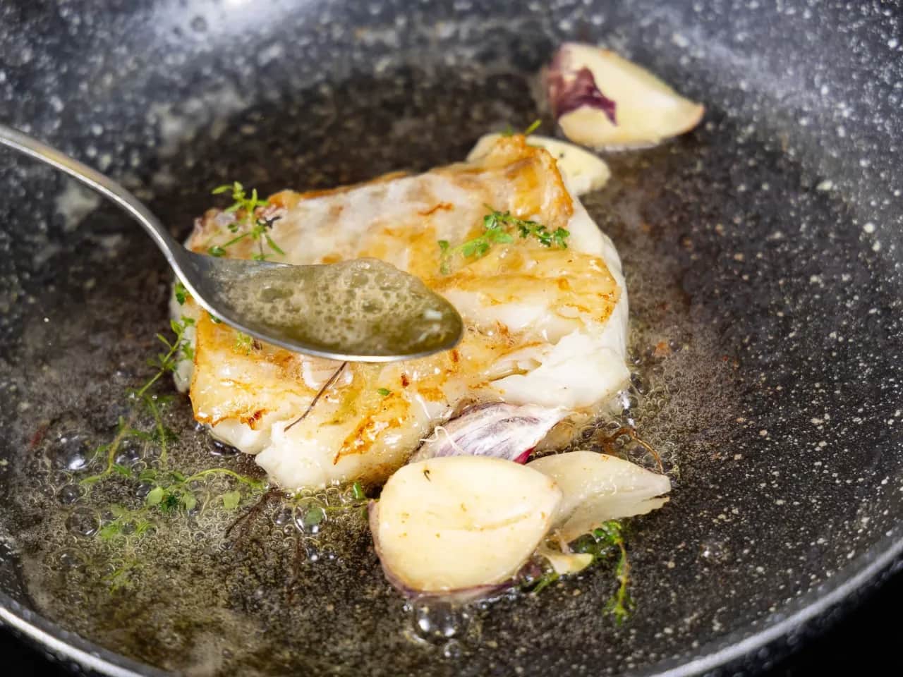 Jak idealnie usmażyć rybę na patelni? Prosty przewodnik