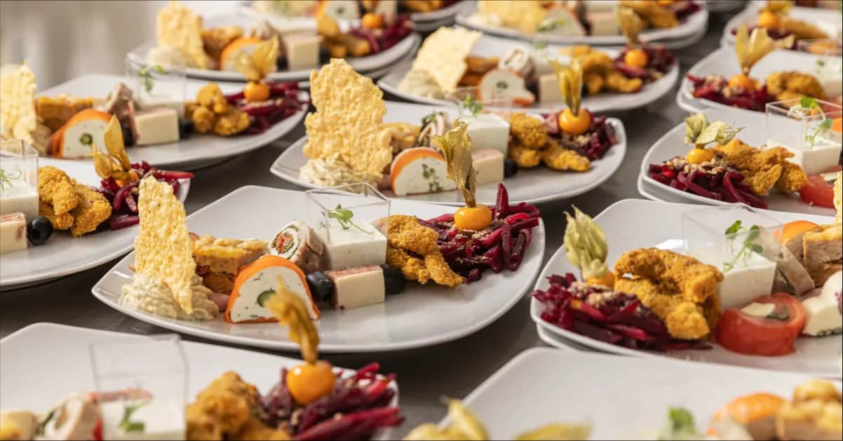 Catering: Ile za osobę? Poznaj realne ceny i uniknij pułapek